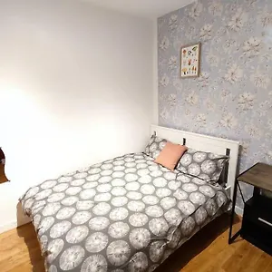 Spacious Flat With 2 To 3 Bedrooms , London United Kingdom